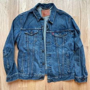 Levi’s Large Men’s Trucker Jacket (medium wash)
